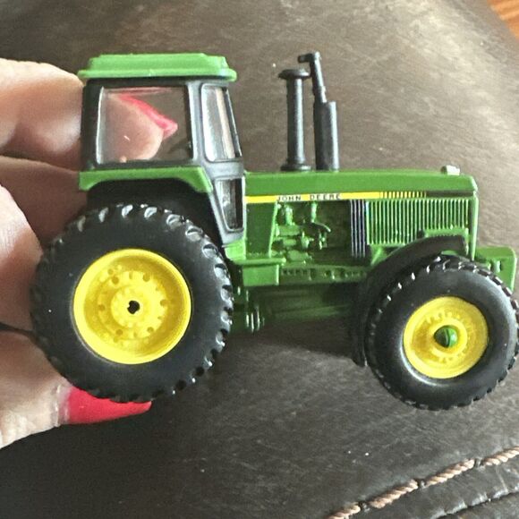John Deere, Ertl, Farm Toy Tractor 46574 Agriculture Enclosed Window Cab 4WD - Picture 14 of 15